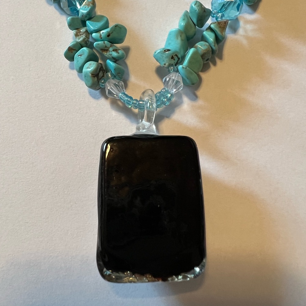 Blue howlite necklace with art glass pendant - Picture 5 of 6